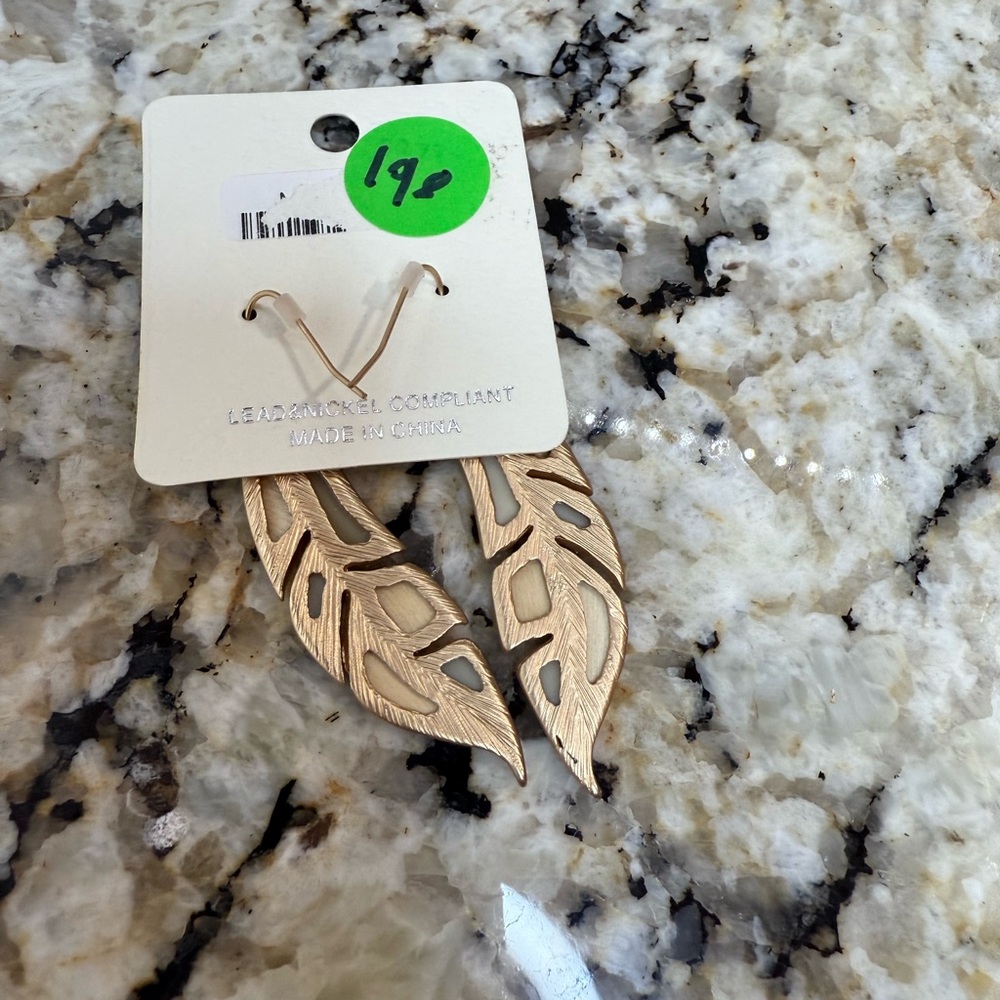 NWT! Gold Cut Outs Dangle Feather Lightweight Earrings - Picture 5 of 5